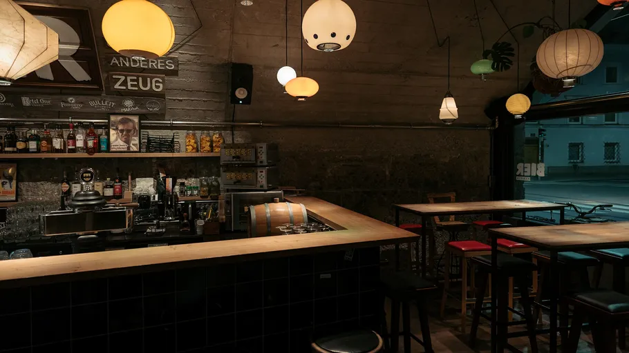 Bar mit Neonlichtern, Getränken und Holztheke in entspannter Atmosphäre.